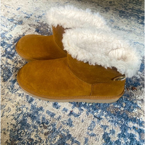 Koolaburra by UGG Suede Button
Mini Boots Jordina Chestnut - Picture 2 of 8